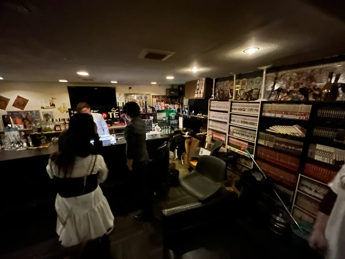 カウンターと漫画棚が並ぶUP DATEの店内